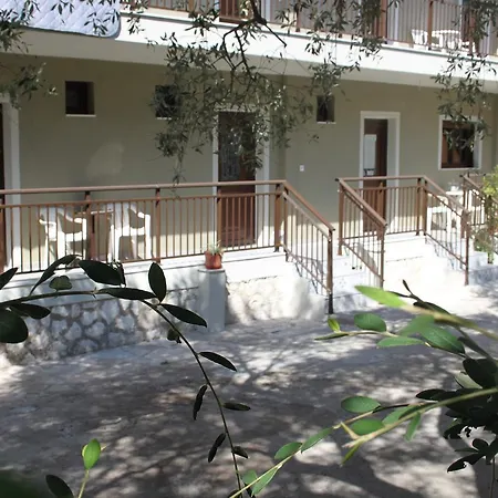 Hotel apartamentowy House Ekton Pefkari